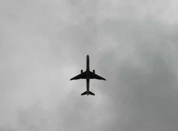 Vlucht onder donkere luchten — Stockfoto