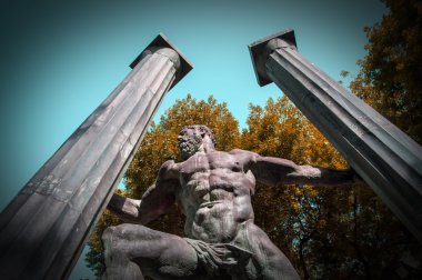 Herkül ve iki ayak heykel