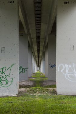 Altında metro hattı