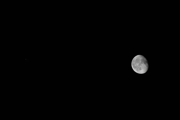 Mars (solda küçük kırmızı bir nokta olarak) tek bir resimde küçülen bir devekuşu uydusunun yanında