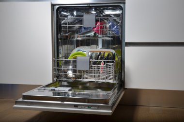 Bulaşık makinesi yemekleri tam açın