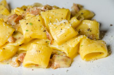 pastırma ve yumurta ile otantik geleneksel İtalyan carbonara makarna