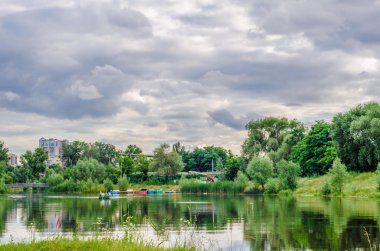 ????, ???????, ???????? ? ?????, ?? ??????????, ?????, ?? ??,???,??, park, doğa, bir göl, Kiev, Ukrayna göl kenarında parkta bir katamaran üzerinde yürümek