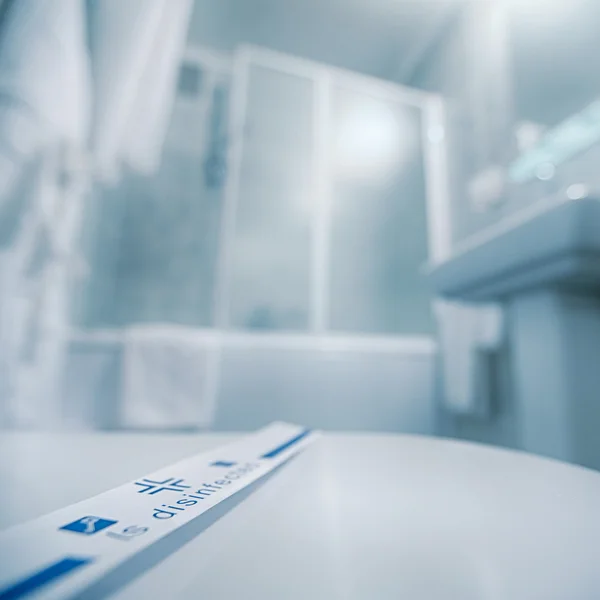 Señal de desinfección en el baño del hotel fondo borroso — Foto de Stock