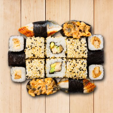 Suşi, maki ve ahşap izole rulo