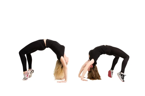 Dos mujeres en yoga posan puente en fitness aisladas —  Fotos de Stock