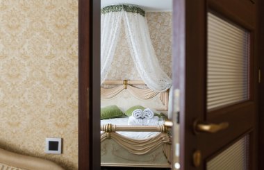 Yarım açık kapı bir otel yatak odası