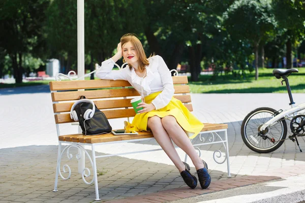 Mujer joven con café en el parque — Foto de Stock