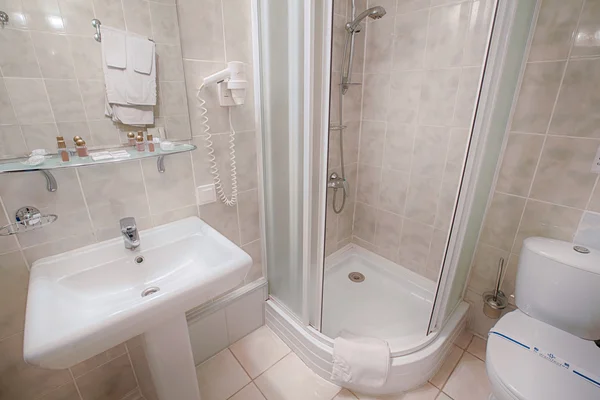 Интерьер современной ванной комнаты отеля. — стоковое фото