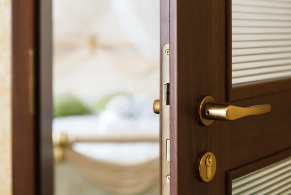 Half open door of a hotel bedroom — Stock Photo, Image