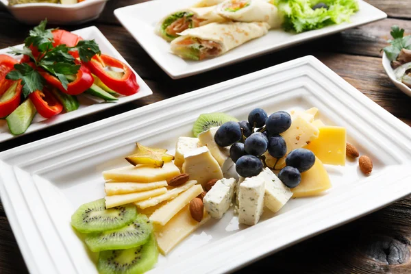 Restaraunt comida - plato de queso con uva —  Fotos de Stock