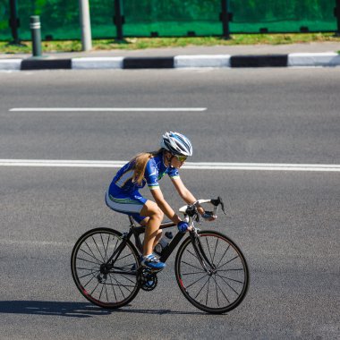 Kadın bisikletçi yolda yarış bisikleti rides