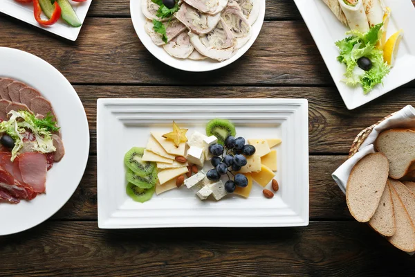 Restaraunt comida - plato de queso con uva —  Fotos de Stock