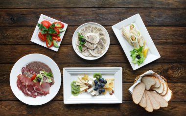 Restoran yemekleri. Ahşap masada servis edilen yemekler