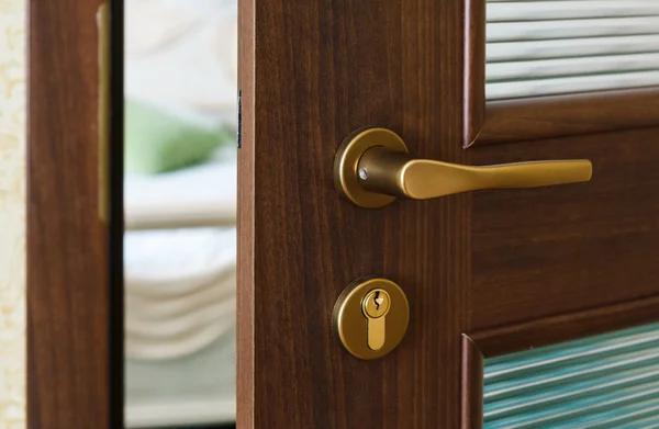 Half open door of a hotel bedroom — Stock Photo, Image