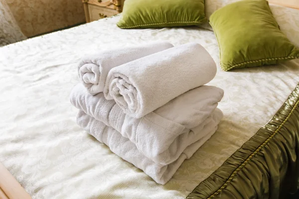 Handtuch im Hotelbett. willkommene Gäste Zimmerservice — Stockfoto