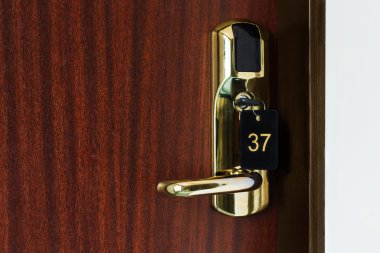 Yarım açık kapı bir otel yatak odası