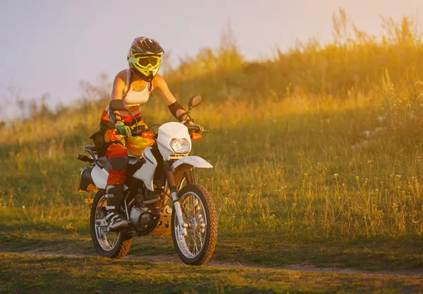 Woman biker in sunset, female motorcycle. — Stock Photo, Image