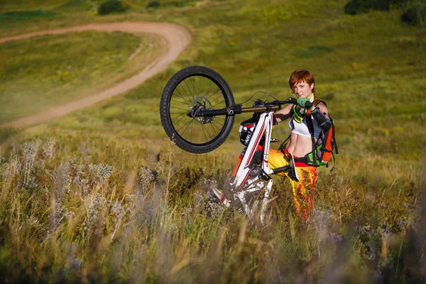 Extreme sports - young woman with downhill bike — Stock Photo, Image