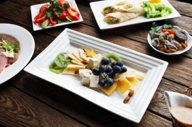 Restaraunt gıda - peynir tabağı üzüm ile