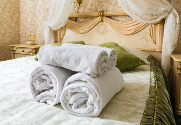 Ręcznik w Hotel bedoom. Obsługa pokoju mile widziani — Zdjęcie stockowe