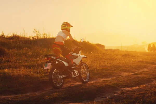 Mujer motociclista en la puesta del sol, motocicleta femenina . — Foto de Stock