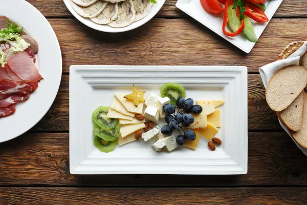 Restaraunt comida - plato de queso con uva —  Fotos de Stock