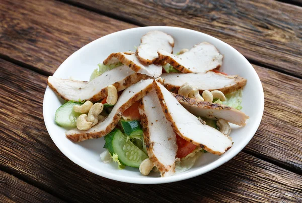 Mediterranean cashewnötter kyckling sallad — Stockfoto