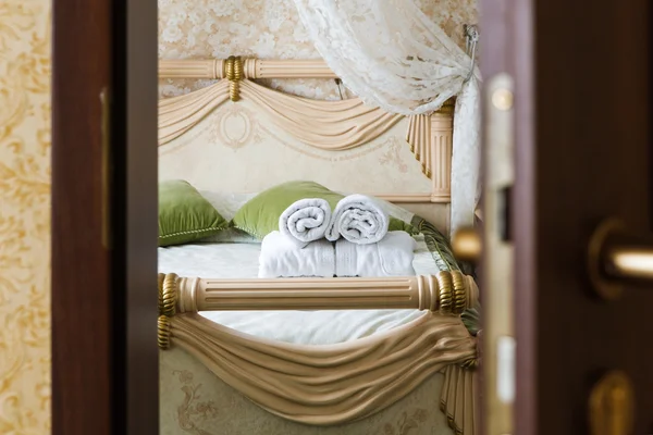 Полуоткрытая дверь спальни отеля — стоковое фото