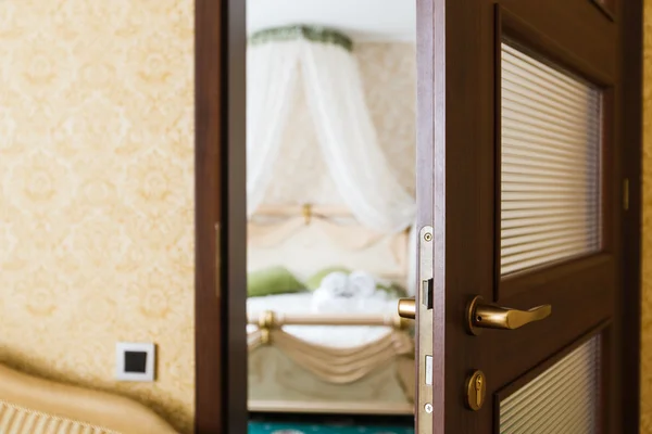 Halb geöffnete Tür eines Hotelzimmers — Stockfoto