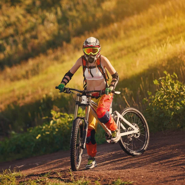 Extremsport - junge Frau fährt Downhillbike — Stockfoto