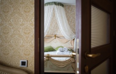Yarım açık kapı bir otel yatak odası