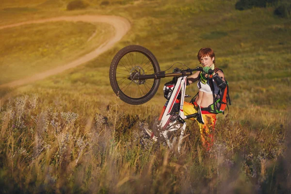 Extreme sports - young woman with downhill bike — Stock Fotó