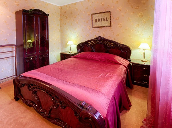 Vintage classic hotel purple bedroom interior — Stock Photo, Image