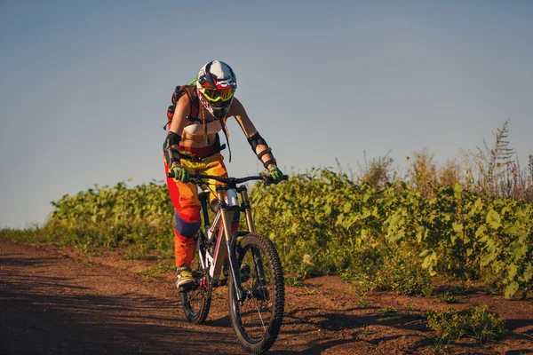 Extremsport - junge Frau fährt Downhillbike — Stockfoto