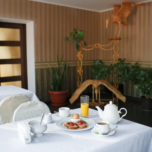 Café da manhã tradicional do hotel com café e torradas — Fotografia de Stock