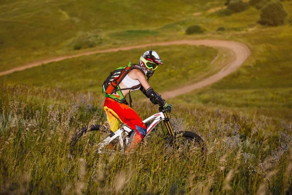 Extremsport - junge Frau fährt Downhillbike — Stockfoto