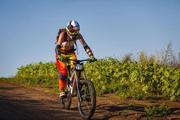 Extremsport - junge Frau fährt Downhillbike — Stockfoto