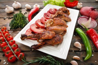 Elma ve sebze ile kızarmış ördek.