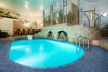 Modern spa iç mavi yüzme havuzunda