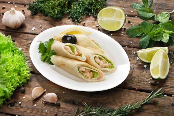 Rollos de crepes rellenos de salmón salado . — Foto de Stock