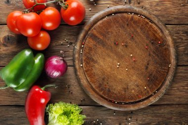 Ahşap arka plan Pizza'da için çeşitli sebze