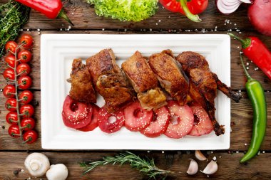 Elma ve sebze ile kızarmış ördek.