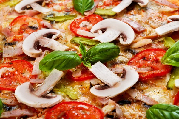 美味的比萨有蘑菇和西红柿. — 图库照片