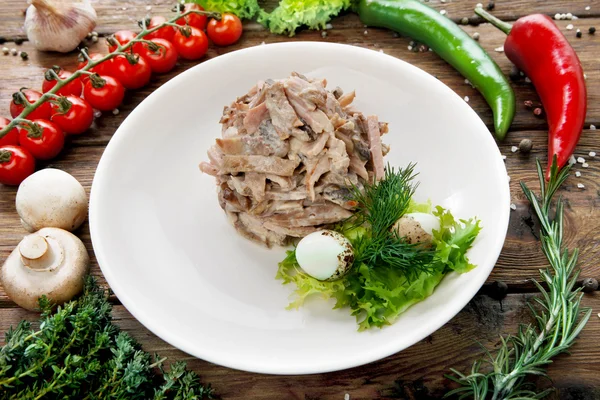 Restauration. Salade de viande avec oeuf de caille . — Photo