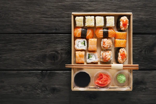 Zestaw sushi maki i rolki w czarny drewno rustykalne. — Zdjęcie stockowe