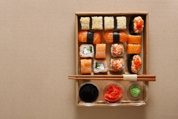 Zestaw sushi rolki w kartonie tekstura tło — Zdjęcie stockowe