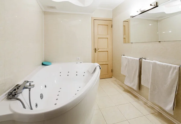 Interior de un moderno baño de hotel, jacuzzi . — Foto de Stock