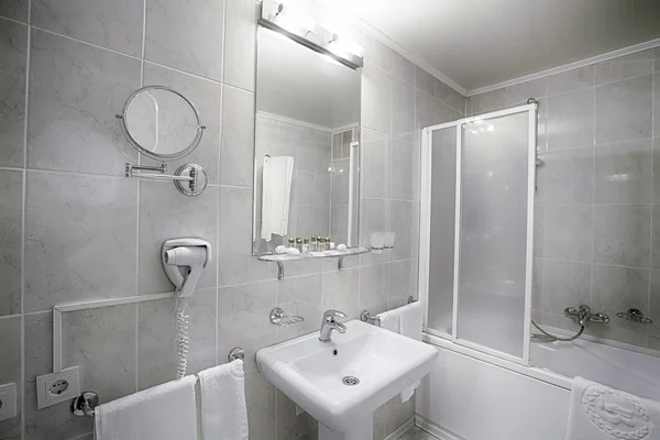 现代化旅馆浴室的内部. — 图库照片