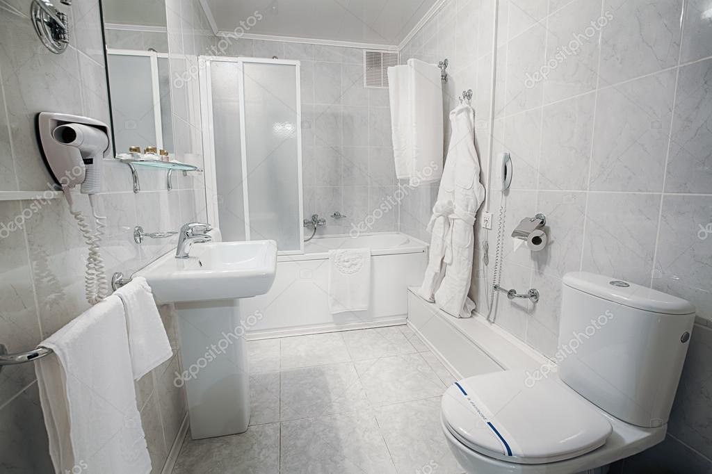 Inredning av ett modernt hotell badrum — stockfotografi © milkos ...